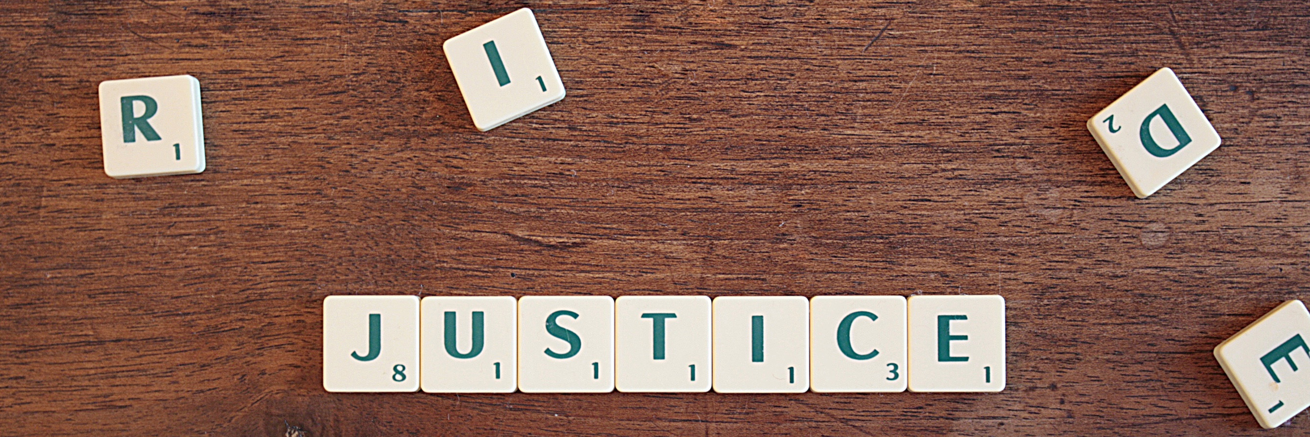 Das Wort justice ist als Buchstabenpuzzle gelegt