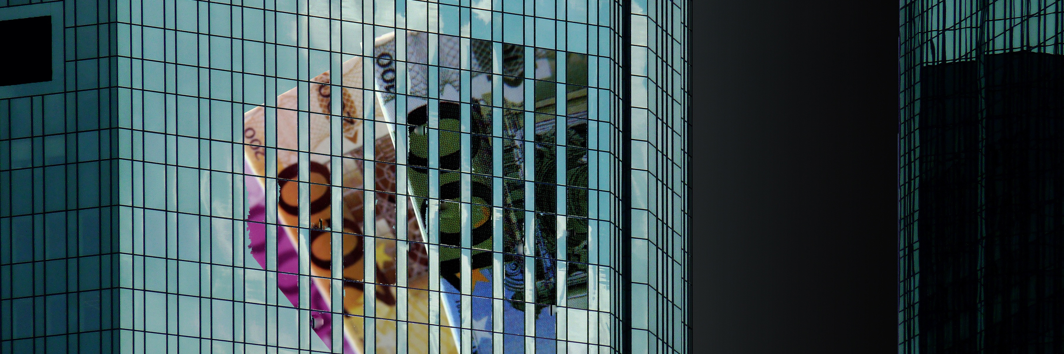 Gebäude mit Glasfront sich darin spiegelnden Geldscheinen